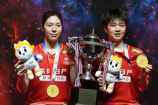 （体育）（2）羽毛球——2026年泰国羽毛球公开赛：鲍骊婧_曹梓涵夺得女双冠军XxjpseC000158_20260517_PEPFN0A001.jpg
