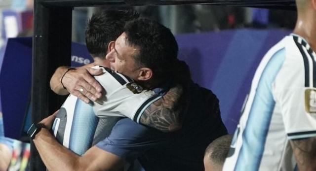 1781670032686095261.jpg scaloni messi.jpg