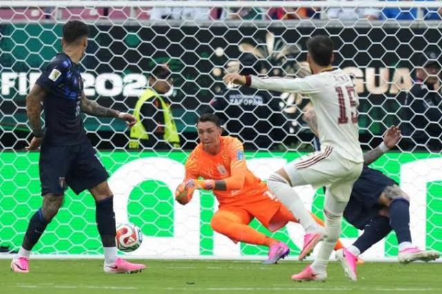 muslera 2.jpg