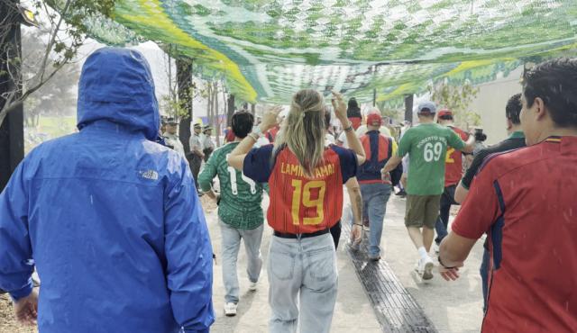 3-在瓜达拉哈拉体育场外的转运中心，西班牙女球迷球衣印上了亚马尔的名字.png