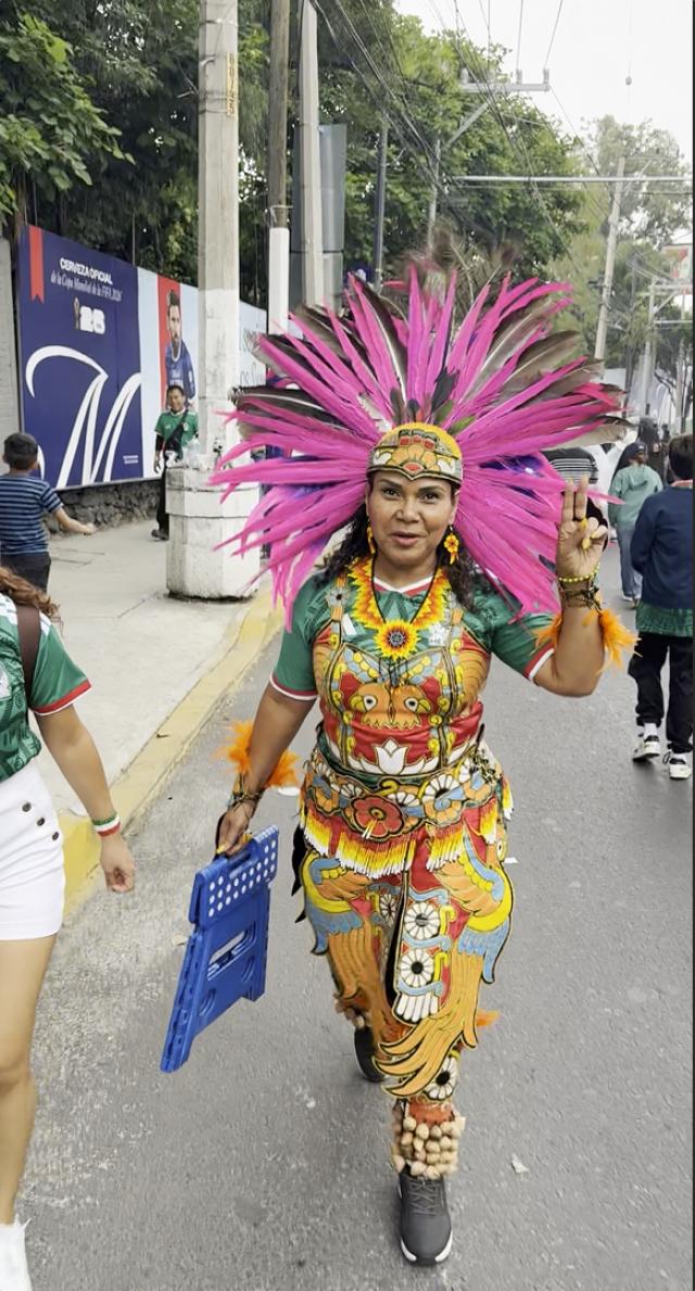 1783666328833017084.png 走在大街上看到墨国人穿着有特色的服饰,记者拍照时对方会主动配合.png