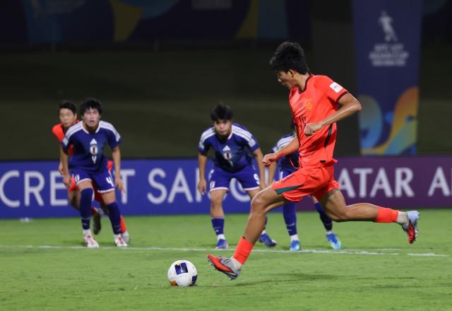 （体育）（17）足球——U17男足亚洲杯：中国队获得亚军XxjpseC000004_20260523_PEPFN0A001.jpg