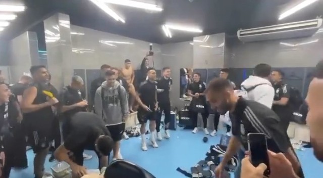 出线了！阿根廷更衣室狂欢，没穿裤子的是谁？